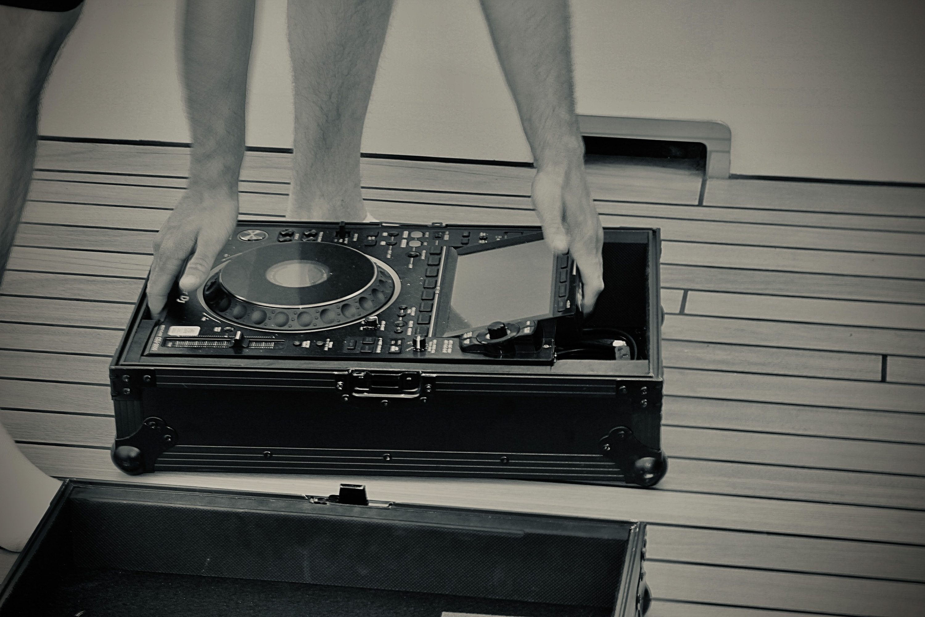 DJ Table Black or White Decor — najam u Splitu, Hrvatska | Cosmic Production