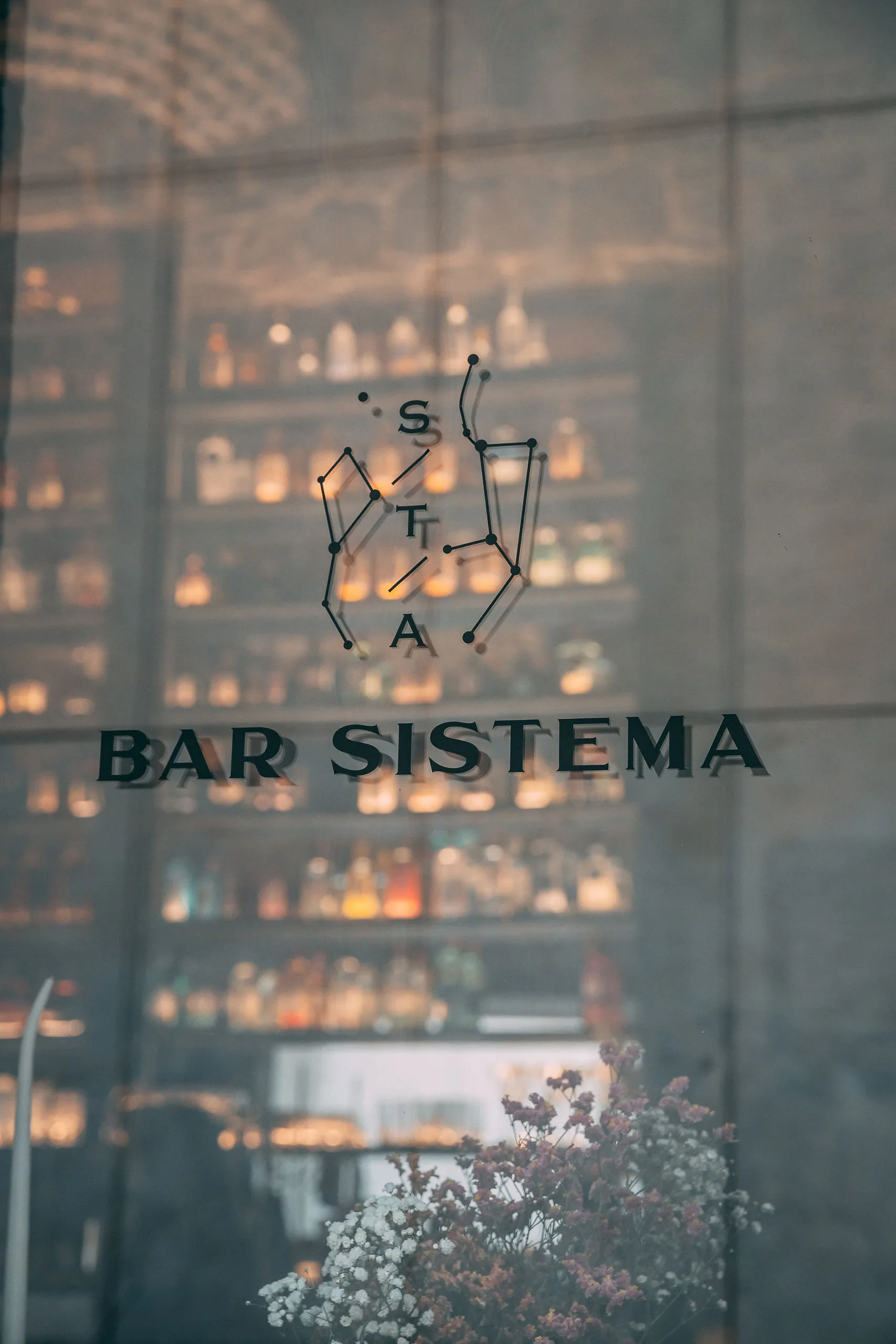 Bar Sistema izlog s bocom i logotipom u splitskoj staroj jezgri