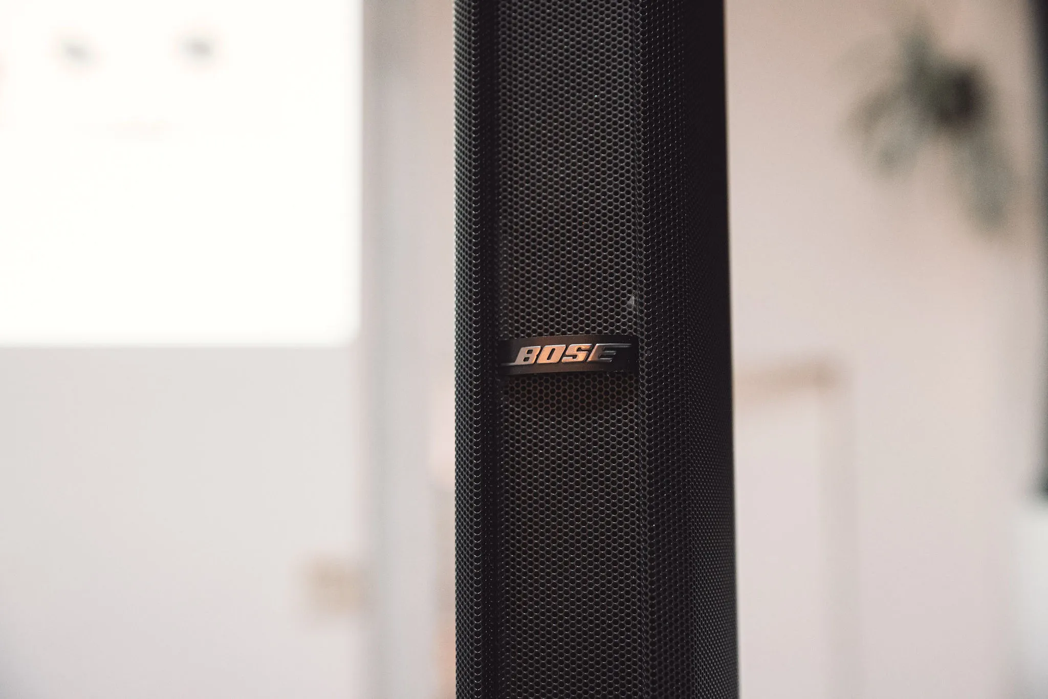 Bose F1 zvučnik izbliza — logo i mrežasta rešetka profesionalne event audio opreme