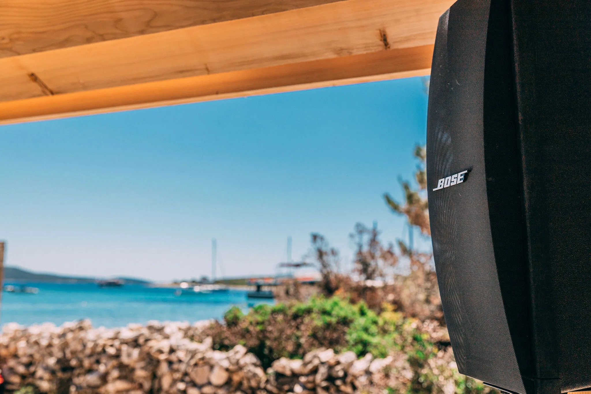 Bose zvučnik instaliran u beach baru s pogledom na Jadransko more — Cosmic Production