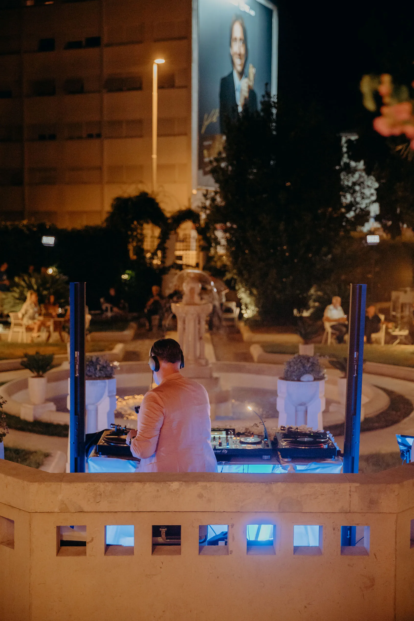 DJ nastupa na modnoj reviji na otvorenom u Splitu — Cosmic Production Croatia