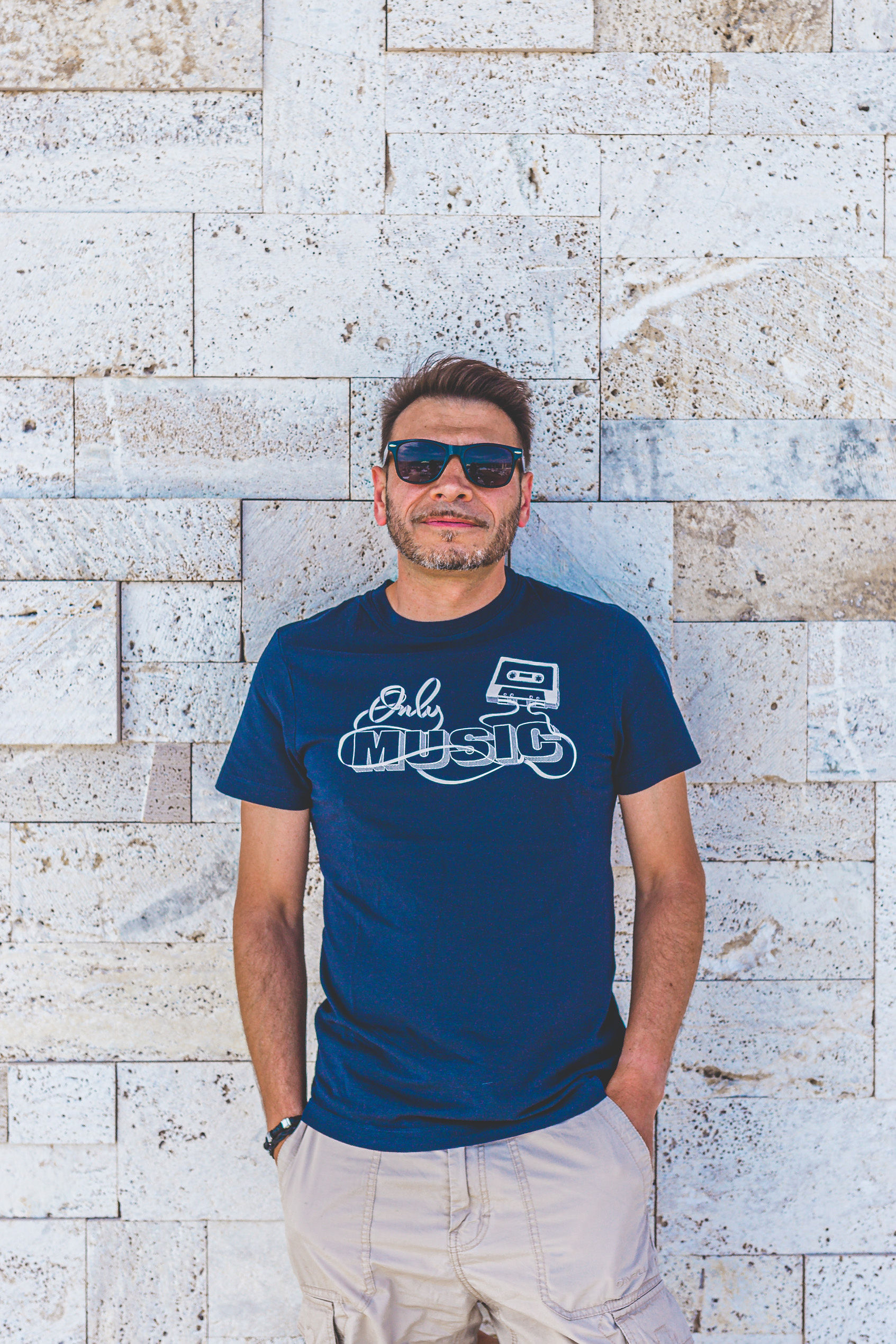 DJ Gentle Fred ležeran portret s Only Music majicom na Mistralu — Cosmic Production