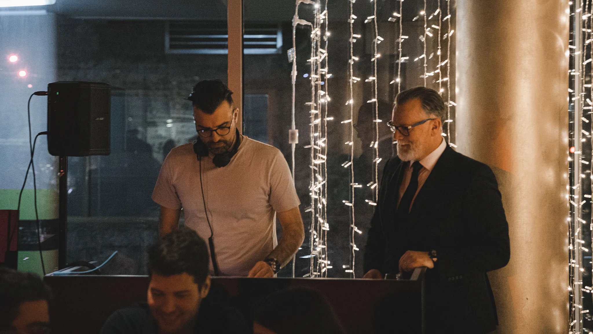 DJ Lomax i Matthew Bee izvode B2B set u restoranu Bokamorra u Splitu s lampicama — Cosmic Production