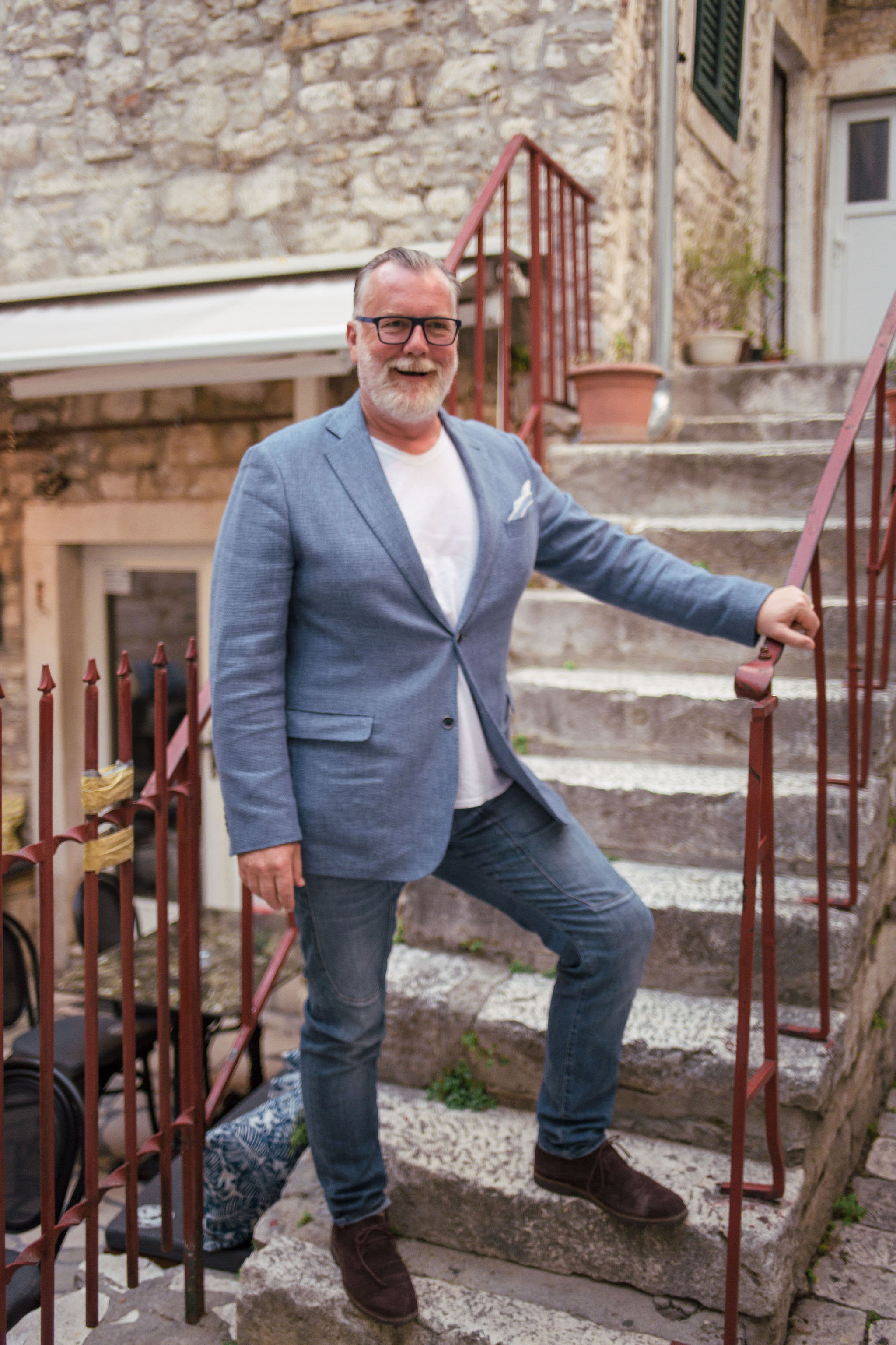 DJ Matthew Bee portret na kamenim stepenicama u Splitu