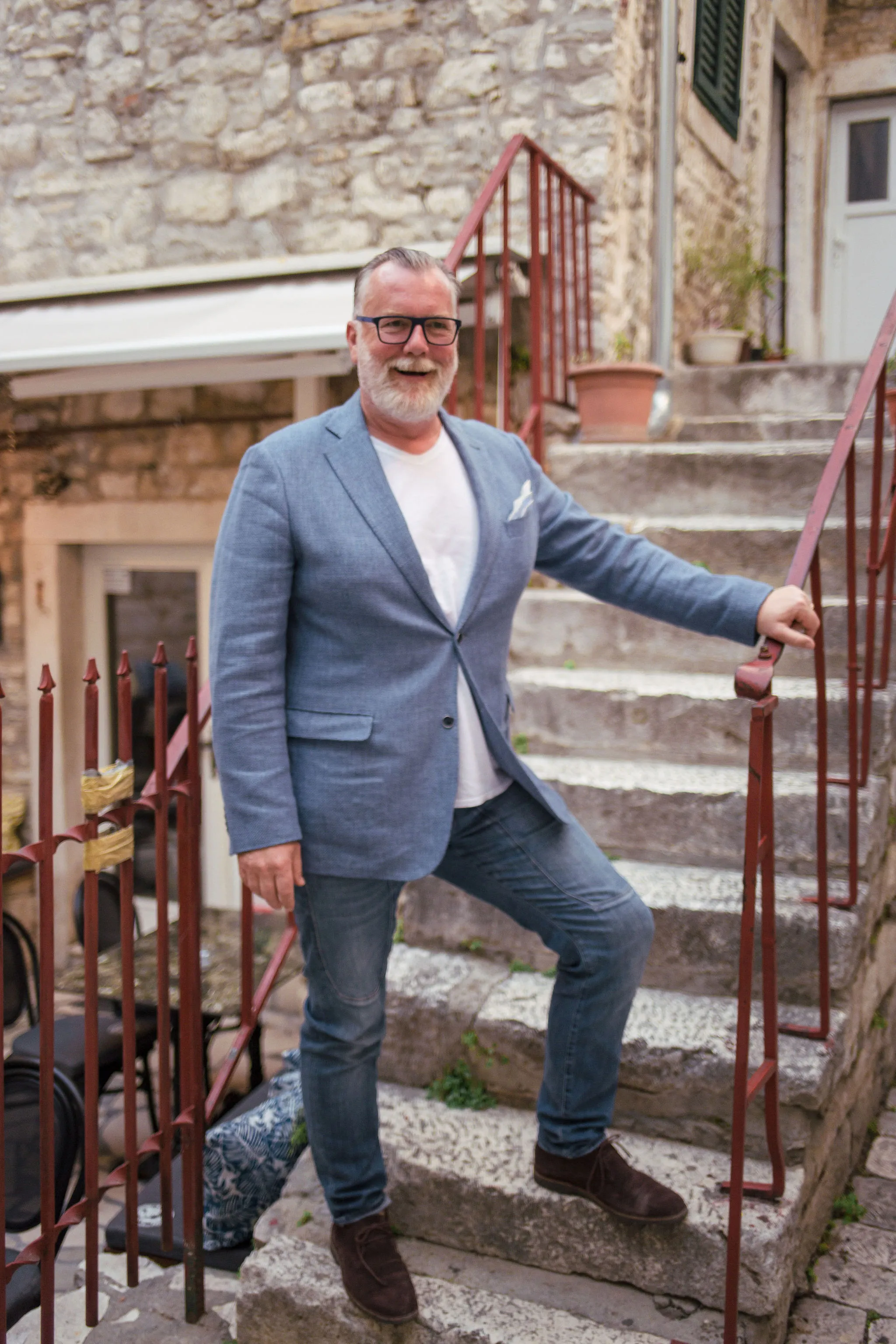 DJ Matthew Bee portret na kamenim stepenicama u Splitu