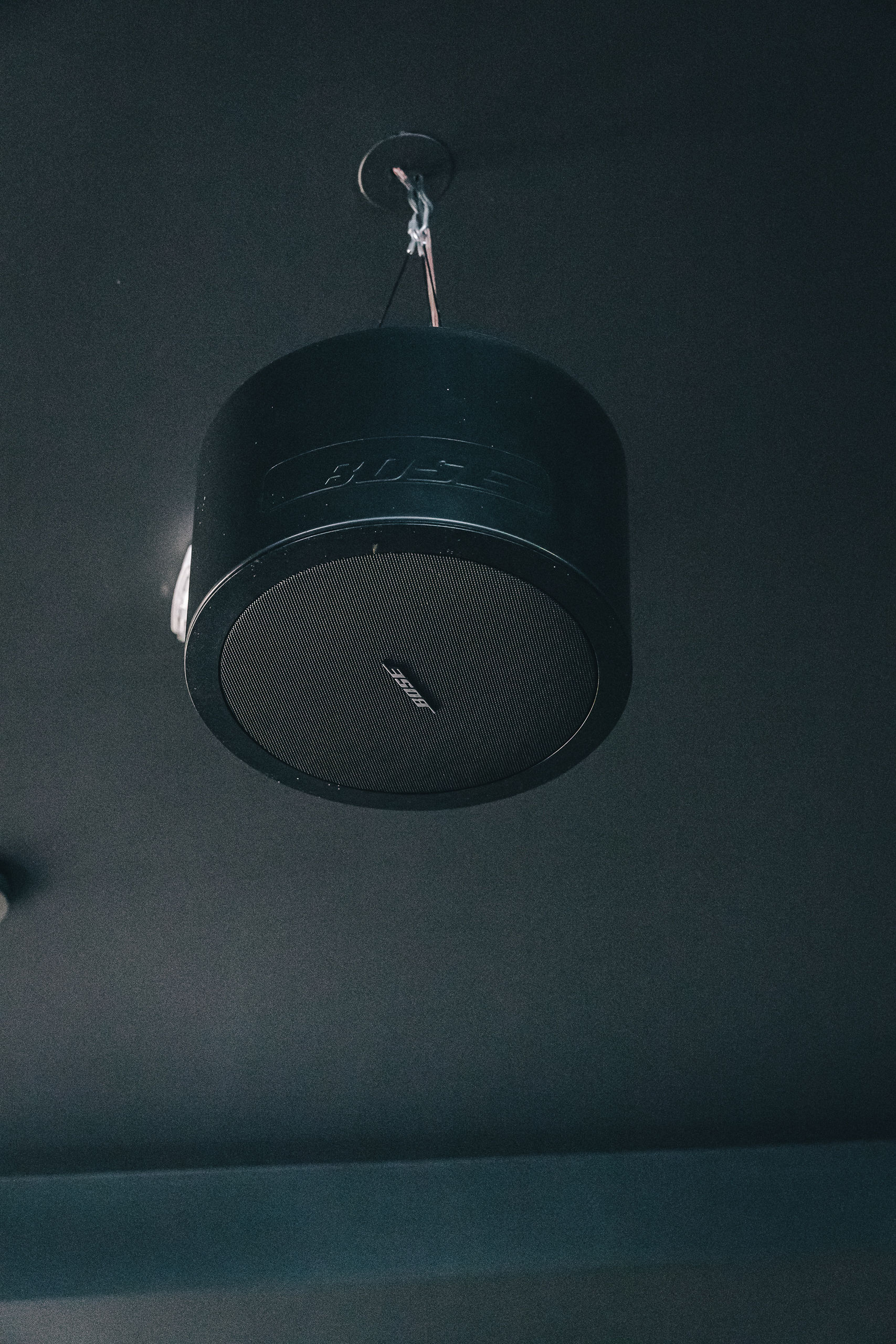 Bose FreeSpace viseći zvučnik u restoranu Degenija u Splitu — Cosmic Production instalacija