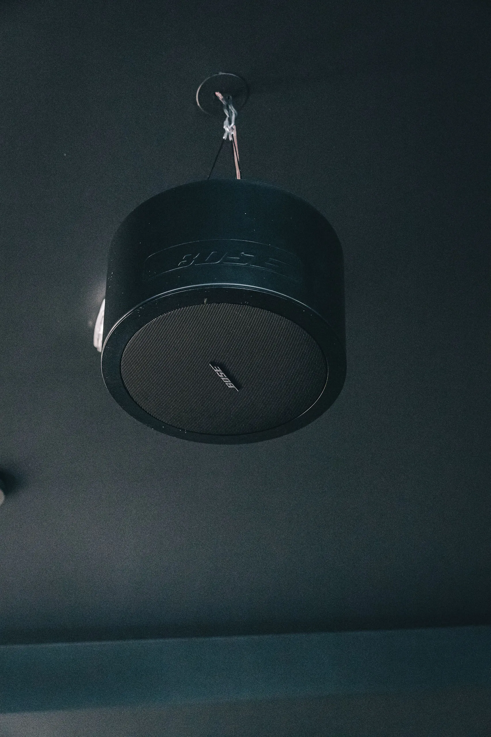Bose FreeSpace viseći zvučnik u restoranu Degenija u Splitu — Cosmic Production instalacija