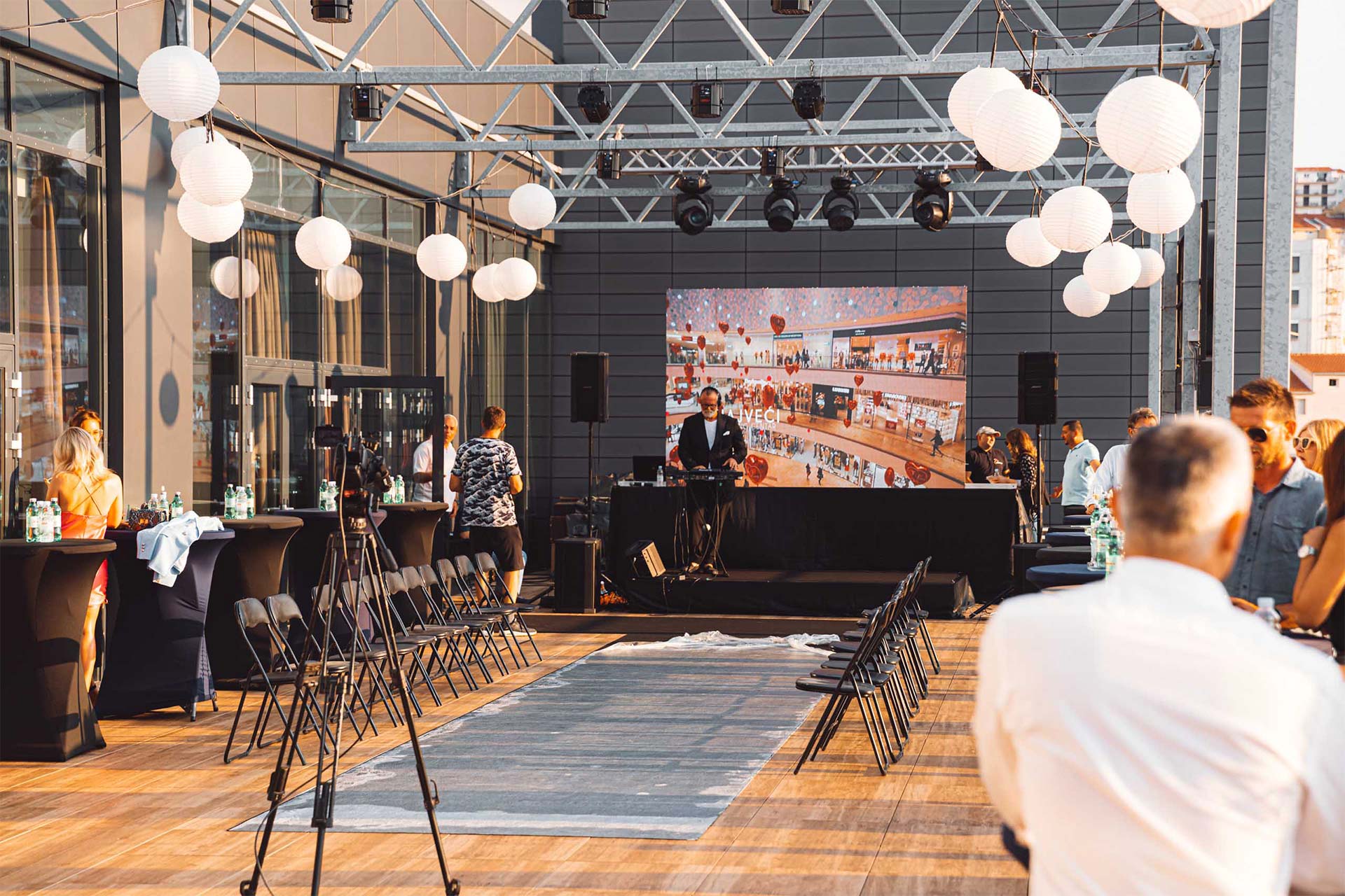 Druzenje na terasi Dentelli Fashion Show eventa u Splitu — Cosmic Production