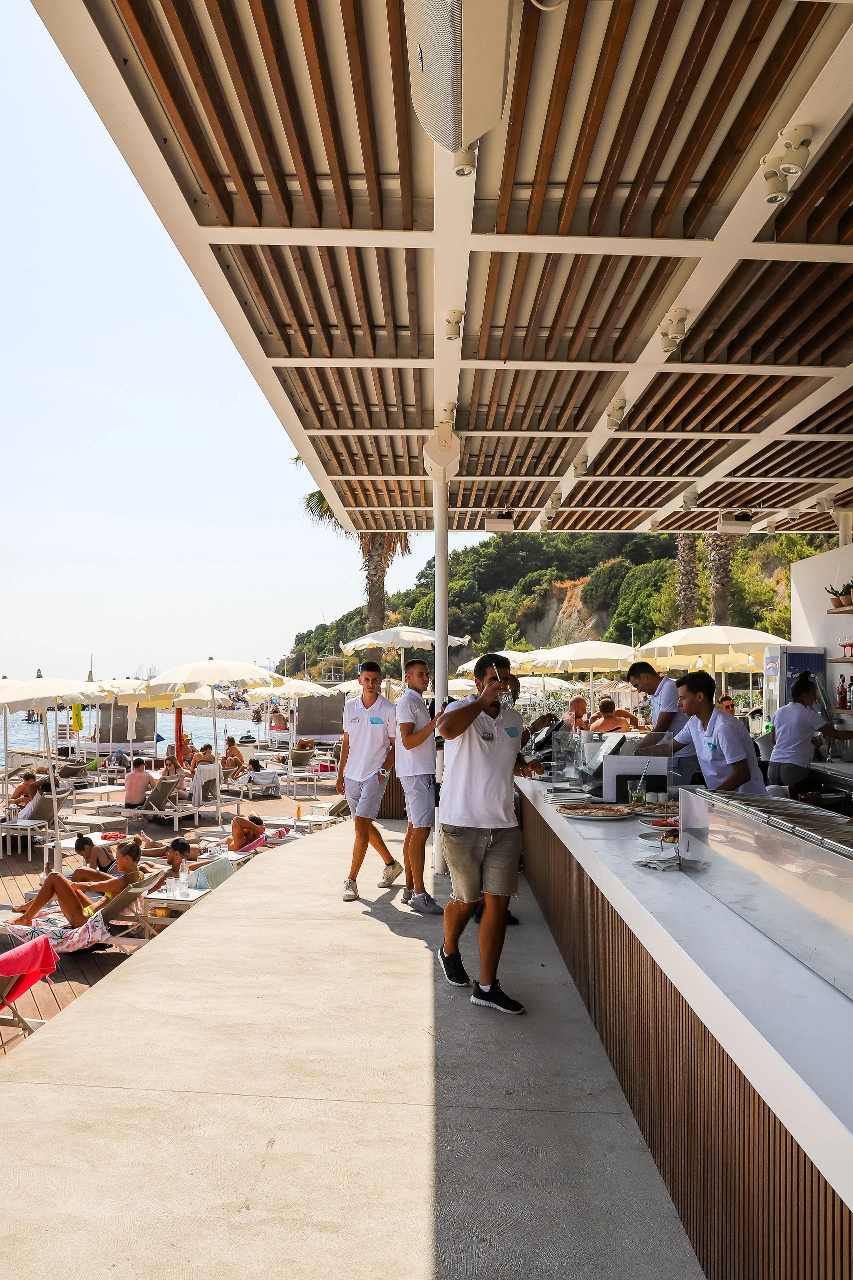 Mistral Beach Club bar s pergolom na Jadranu u Radisson Blu Split resortu