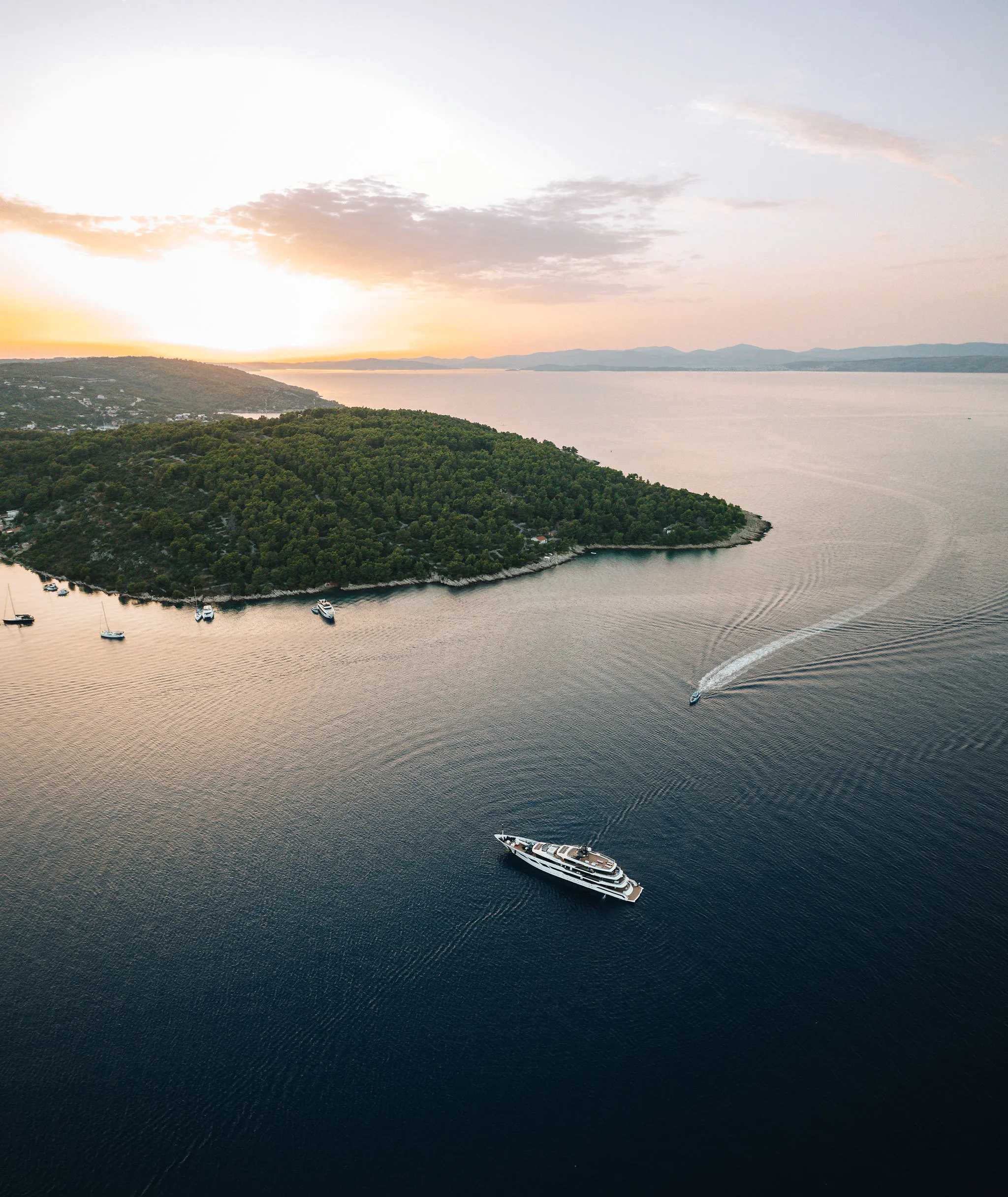 Jahta pri zalasku sunca s panoramskim pogledom na otoke na Jadranu u Hrvatskoj